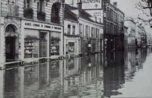 Chalon_inondation de la rue de la banque. Chalon_inondation de la rue de la banque 1955.